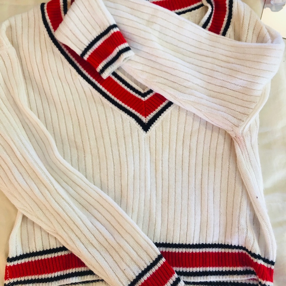 ❤️White V-neck Sweater